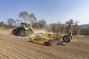 Компактор агрегатируется с трактором JOHN DEERE мощностью 143 л.с.